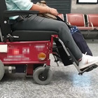 Arriva in aeroporto in sedia a rotelle, ma il cane fiuta qualcosa: nascondeva 8 chili di cocaina, arrestato a Malpensa