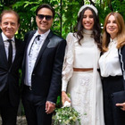 Francesco Facchinetti, al matrimonio del fratello Roberto si presenta vestito di bianco. La gag in chiesa: «Ma ti sposi tu o io?»