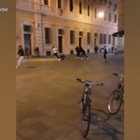 Spari in centro a Reggio Emilia, paura e gente in fuga