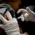Vaccino Covid, «In Inghilterra pronto tra un mese»: somministrato anche a medici di base e farmacisti