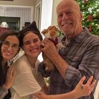 Bruce Willis malato, la foto condivisa dall'ex moglie Demi Moore: «Siamo una famiglia»