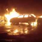 Lecce, auto a fuoco nella notte: paura nel quartiere Lecce, auto a fuoco nella notte: paura nel quartiere