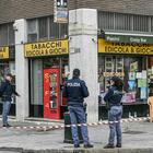 Uccide il padre a coltellate in strada: choc a Milano
