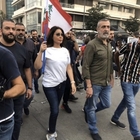 Proteste in Libano: le donne sfidano i mitra, cittadini e celebrità tutte insieme