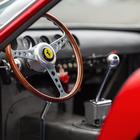 «Voglio provare questa Ferrari»: il venditore gli cede il volante e lui scappa