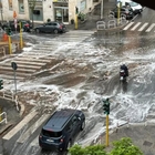Roma, schiuma bianca per le strade dopo la pioggia: il video di un automobilista