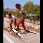 Otranto, niente parcheggio in spiaggia: vandali distruggono i dissuasori per fare posto all'auto