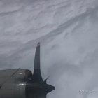 L'aereo "dentro" l'uragano Dorian: le immagini fanno il giro del mondo