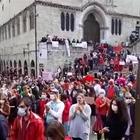 Perugia, la protesta in piazza contro la decisione della Regione di vietare l'aborto in day-hospital
