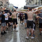 Milan-Newcastle, tifoso inglese accoltellato alla schiena sui Navigli: aggredito da 8 persone