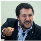 Caso Diciotti, 42 migranti pronti a denunciare Salvini. Il ministro: «Altre 42 medaglie»