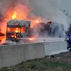 A14, camion in fiamme perde carico di mandarini: chiusa l'autostrada