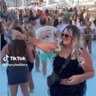 Ceneri del fratello sparse nella piscina del famoso club di Ibiza, gli altri continuano a ballare: il video scatena la polemica