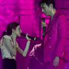 Mika invita sul palco una fan non vedente e canta con lei: il duetto è da brividi VIDEO