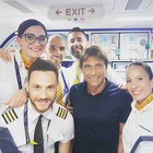 Antonio Conte, ritorno dalle vacanze col volo low-cost Ryanair e selfie con l'equipaggio