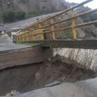 Crotone, il maltempo non dà tregua: crolla ponte a Melissa