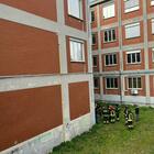 Studente di 14 anni cade dal terzo piano al liceo di Ancona, ricoverato in condizioni serie. «Ha parlato con i sanitari»