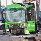 Milano, scontro tra un bus Atm e un camion dei rifiuti Amsa: grave una donna, è in coma