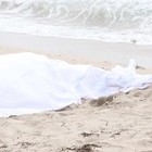 Si alza dalla spiaggia per fare il bagno: 86enne muore sulla battigia