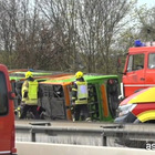 Flixbus si ribalta in autostrada in Germania: 5 morti e numerosi feriti gravi. «A9 chiusa fino a sera»