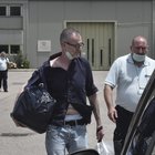 Massimo Carminati esce dal carcere di Oristano, sale in macchina e dribbla i giornalisti