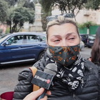 Gigi Proietti morto, il dolore di Nadia Rinaldi: «Per me come un padre, mi accompagnò all'altare»