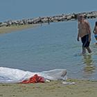 Sardegna, va a fare giro al porticciolo e precipita in mare con la carrozzina: morta