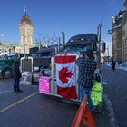 No Vax, la protesta dei camion in Canada degenera: violenze e abusi. Trudeau: «È ora di finirla»