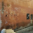 Sui muri di Roma si cancellano le opere d'arte ma non gli scarabocchi