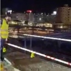 Il video degli ultimi istanti: il mezzo che rallenta, frena e (quasi fermo) sfonda il guard rail
