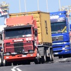 «Cerchiamo 50 camionisti, lo stipendio netto è di 3.500 euro al mese più bonus»