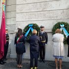 Shoah, a Roma la cerimonia per il 76° anniversario del rastrellamento del ghetto. Raggi: «Senza memoria non c'è futuro»