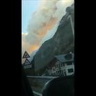  La colonna di fumo nero: l'incendio si mangia la montagna Video
