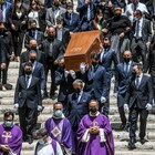 Funerali Raffaella Carrà, il feretro esce dalla basilica