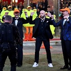 Sanremo, John Travolta balla a malincuore con Fiorello e Amadeus la "Qua qua dance". «Pagato mezzo milione per questa roba»