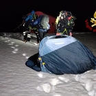 Cimolais. Marito e moglie bloccati nella neve per tutta la notte: sotto la tendina a 2mila metri con il loro cagnolino