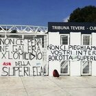 Striscioni congiunti dei tifosi di Roma e Lazio: «Boicottatela»