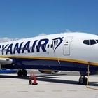 Ryanair, chiede di andare in bagno sull'aereo ma viene fermato, dopo il litigio con lo steward la compagnia lo bandisce: «Non viaggerà più con noi»