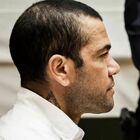 Dani Alves condannato a quattro anni e mezzo di carcere per stupro, resta in carcere: «Alto rischio di fuga»