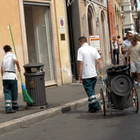 Roma, l'ultima truffa dei netturbini: incassano i soldi della benzina