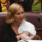 Australia, senatrice allatta la sua bambina in aula: è la prima della storia