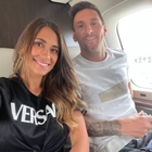 Messi verso Parigi, il selfie con la moglie in aereo: «Verso una nuova avventura»