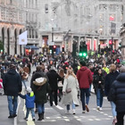 Londra, strade affollate per lo shopping natalizio