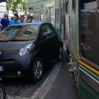 Roma, auto in sosta selvaggia blocca tram a Prati: caos traffico
