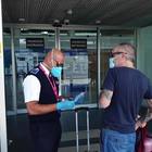 Aeroporto di Fiumicino, le nuove regole: entrano solo passeggeri e operatori. Sanificazione totale dello scalo
