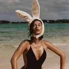 Hailey Bieber coniglietta sexy per Pasqua: lo shooting in spiaggia in costume con le bianche orecchie incanta i fan