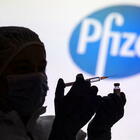 Vaccino, la Ue: «Ci sarà per tutti, Pfizer produce più del previsto»