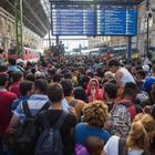 â¢ Caos a Budapest, gas sui migranti in stazione