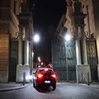 Irruzione in Vaticano, auto impazzita cerca di forzare il varco: il video di cosa è successo
