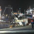 Barcone con 500 persone soccorso al largo di Crotone, lo sbarco nella notte. Cutro, recuperato il corpo di una bambina
